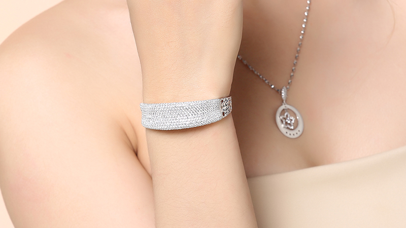 Vòng tay đơn giản nhưng thu hút mọi ánh nhìn